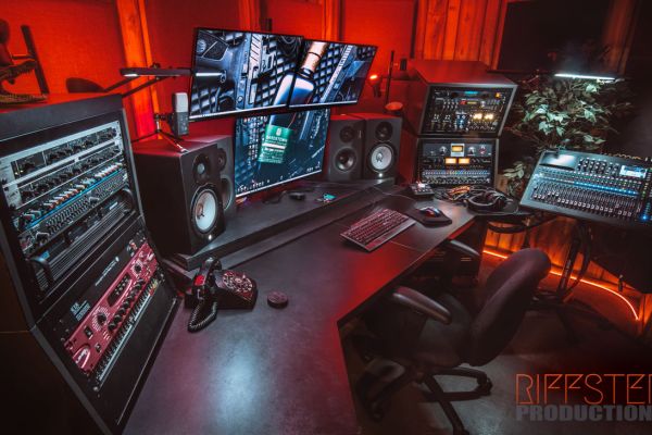 riffster-studio-web4774D6E12-0407-6452-0C11-07D0C49D2525.jpg